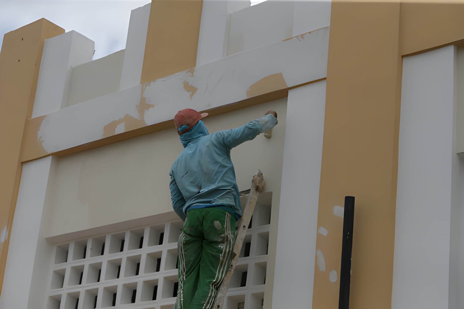 wall painter does his work in renovating a house in the city of Ipira.